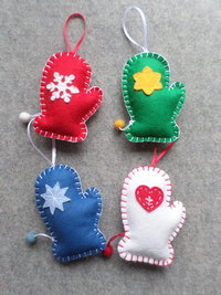 Set of 4 Mittens Felt Ornaments DIY Kit 