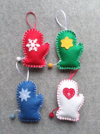 Set of 4 Mittens Felt Ornaments DIY Kit 