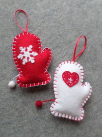 Set of 4 Mittens Felt Ornaments DIY Kit 