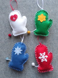 Set of 4 Mittens Felt Ornaments DIY Kit 